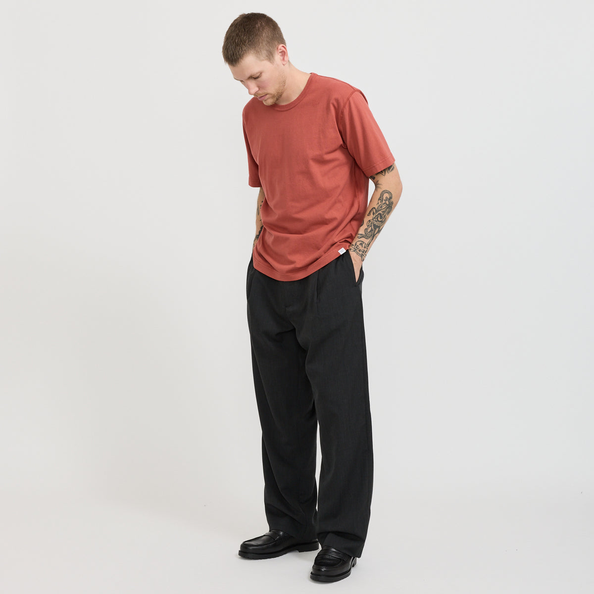 Norse Projects | Volda Easy Worsted Wool Pleated Trouser Charcoal Grey | Maplestore