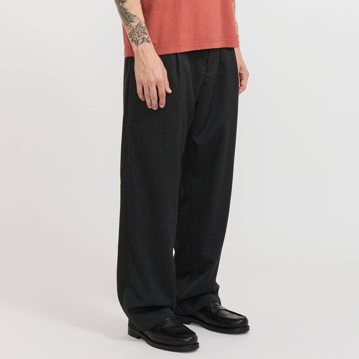 Norse Projects | Volda Easy Worsted Wool Pleated Trouser Charcoal Grey | Maplestore