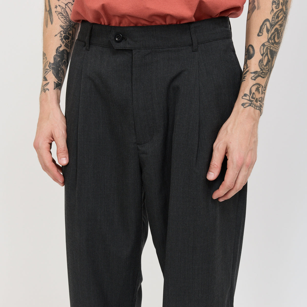 Norse Projects | Volda Easy Worsted Wool Pleated Trouser Charcoal Grey | Maplestore