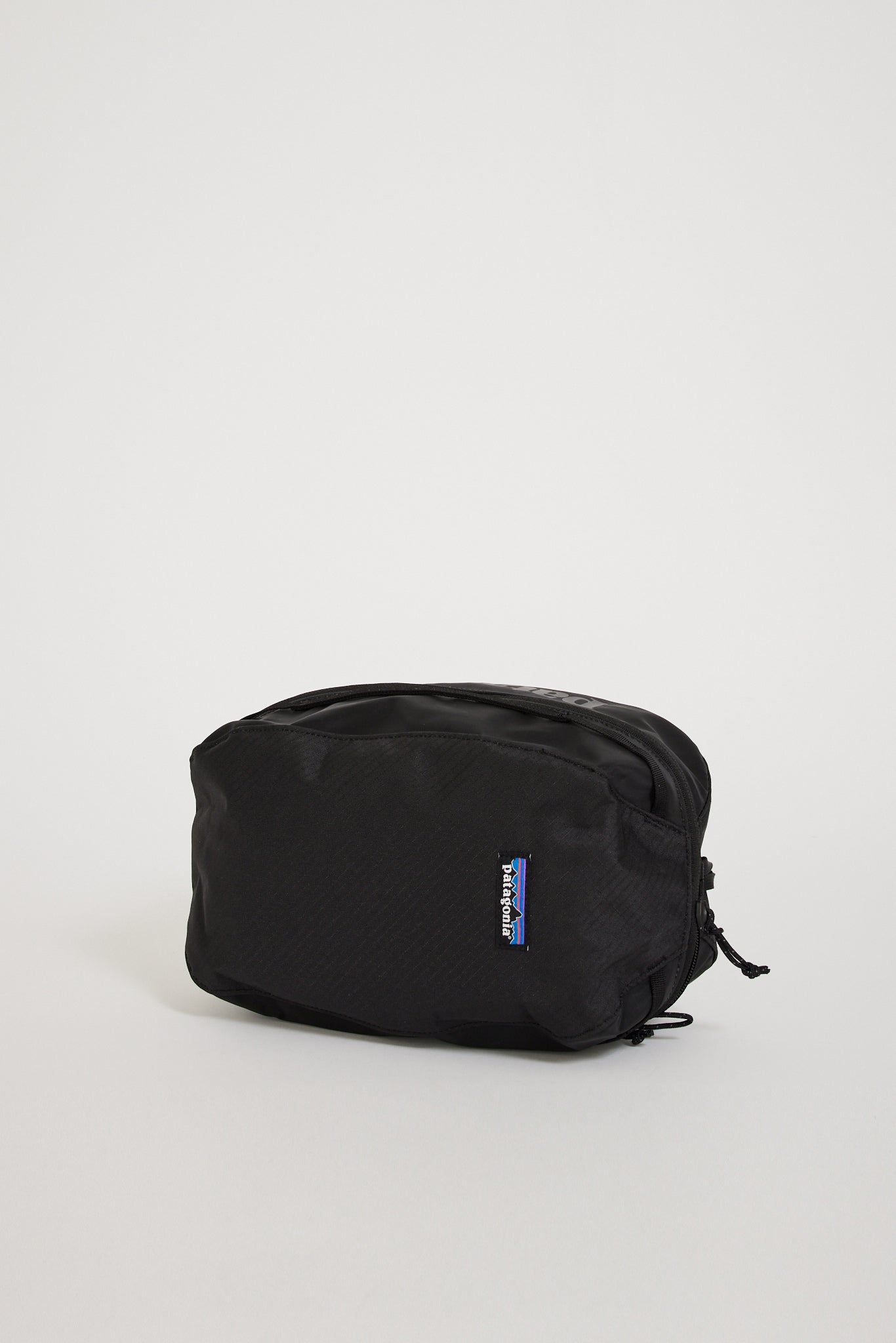 Patagonia | Black Hole Cube Medium Black | Maplestore