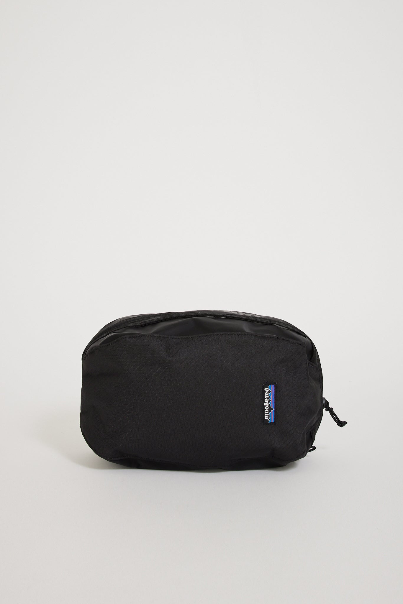Patagonia | Black Hole Cube Medium Black | Maplestore