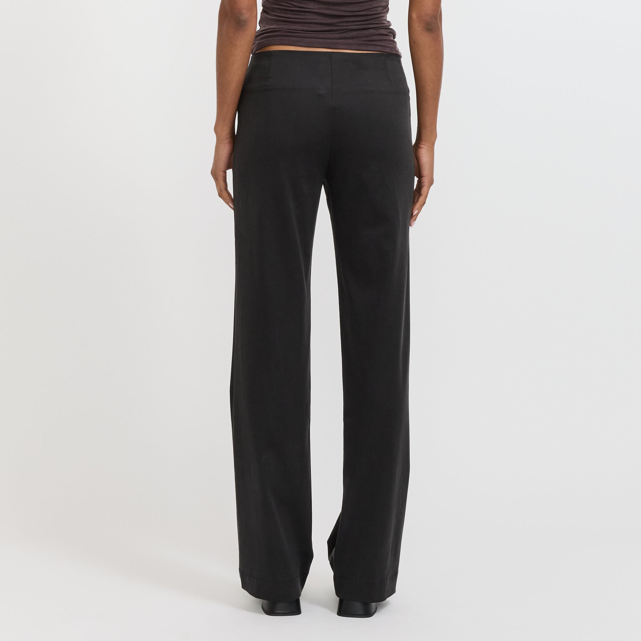 Peachy Den | Twiggy Travel Trouser Onyx | Maplestore