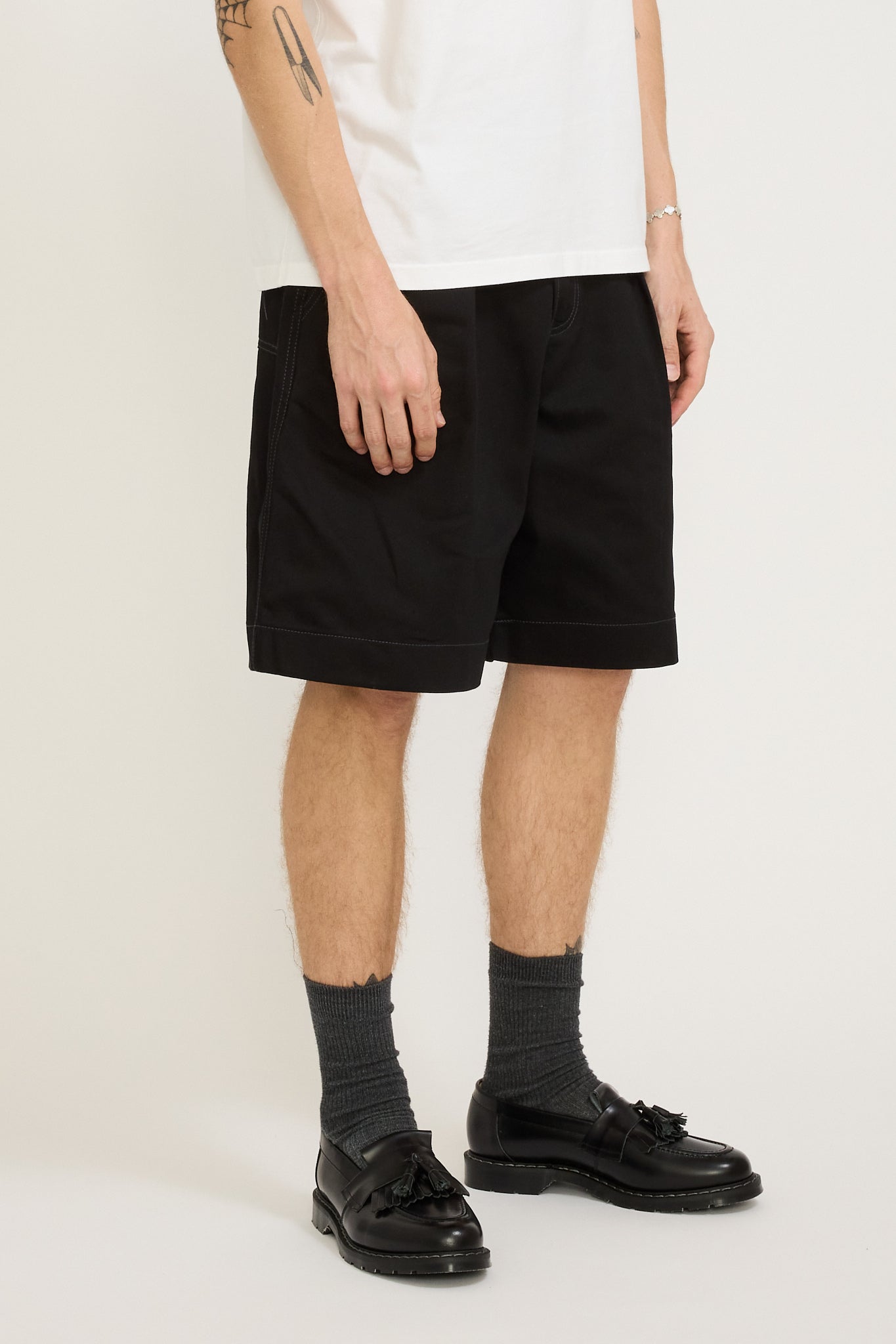 Pseushi | Pleated Oversized Shorts Black/Charcoal | Maplestore