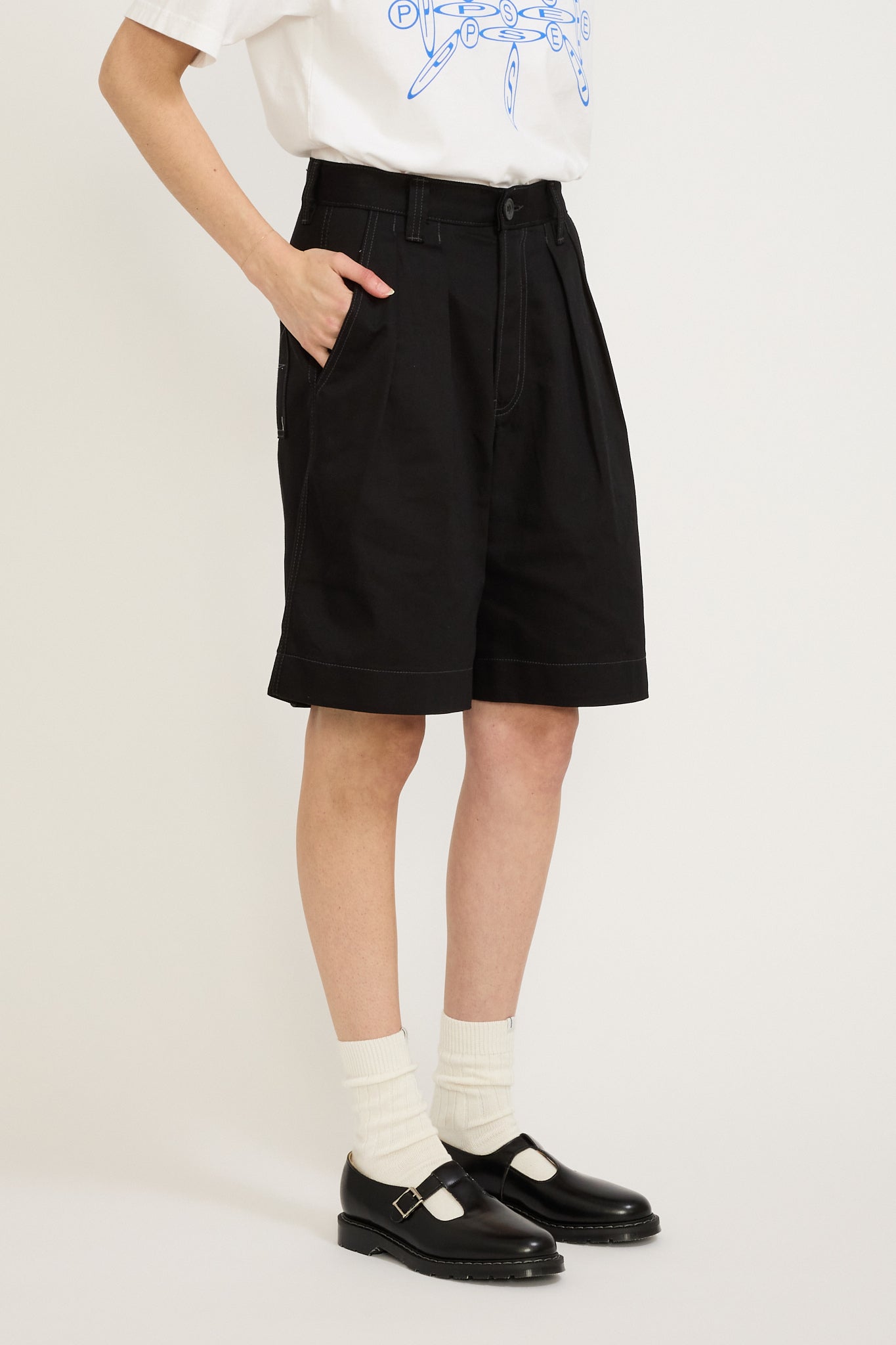 Pseushi | Pleated Oversized Shorts Black/Charcoal Womens | Maplestore