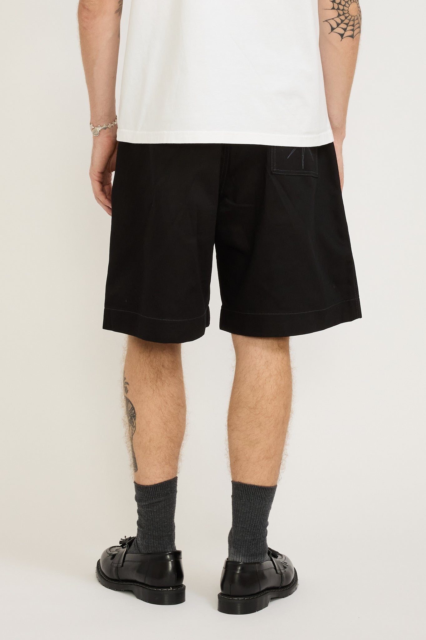 Pseushi | Pleated Oversized Shorts Black/Charcoal | Maplestore