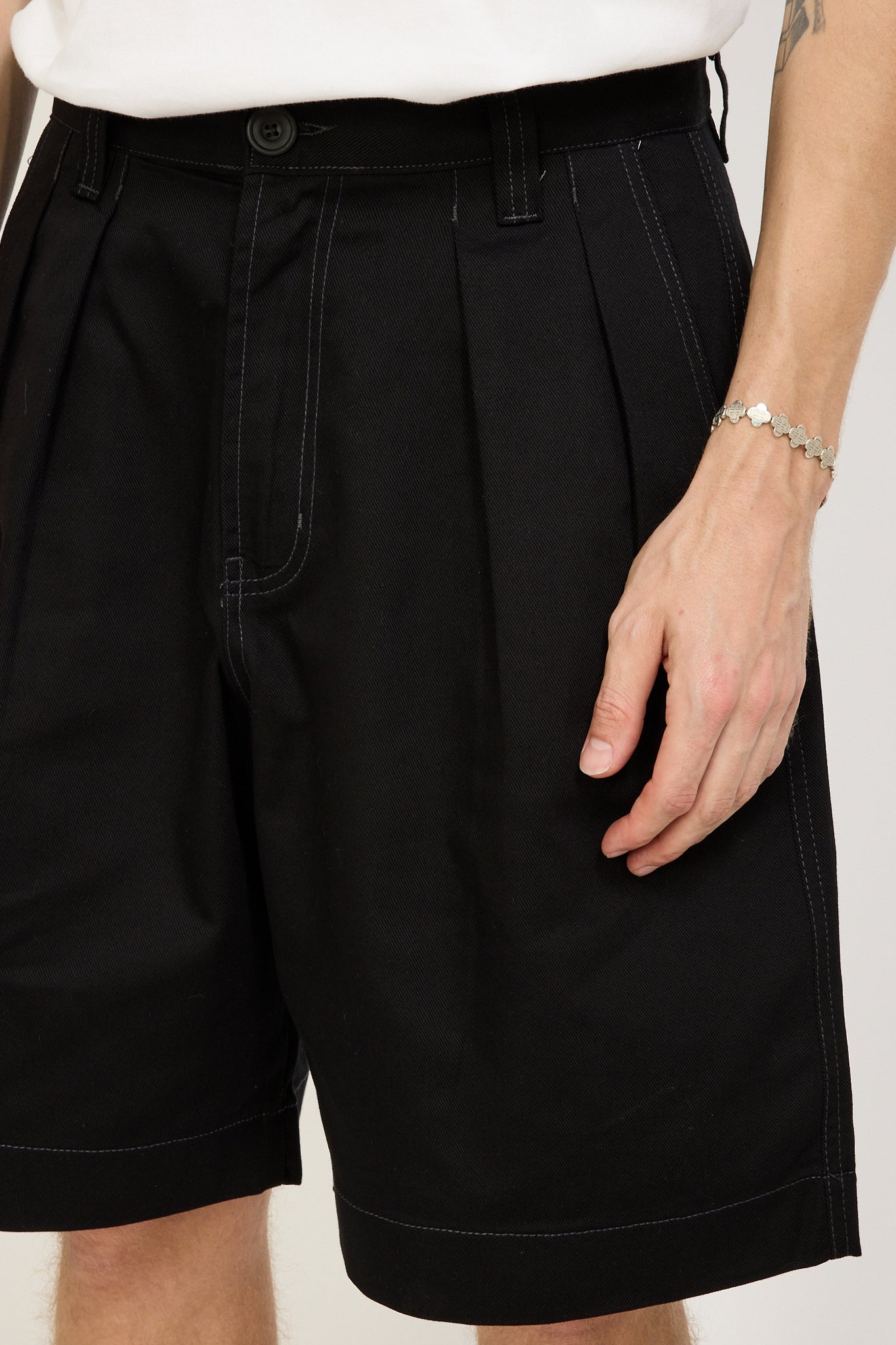 Pseushi | Pleated Oversized Shorts Black/Charcoal | Maplestore