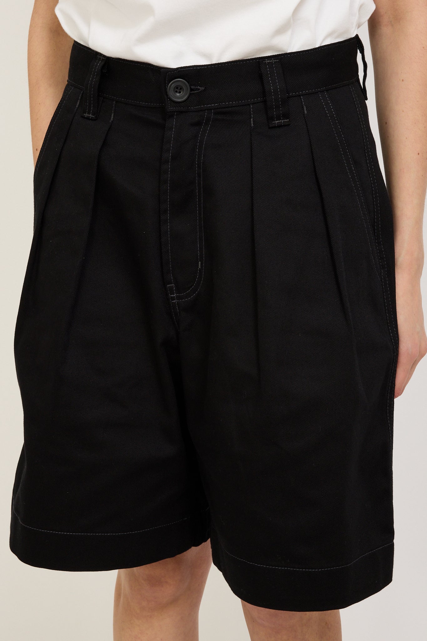 Pseushi | Pleated Oversized Shorts Black/Charcoal Womens | Maplestore