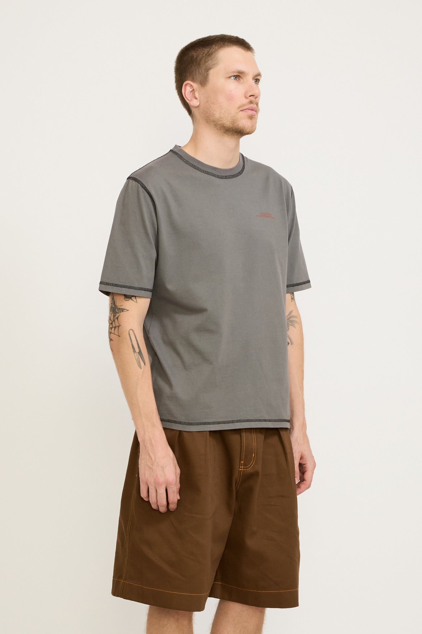 Pseushi | Contrast Stitch SS Tee Warm Grey | Maplestore