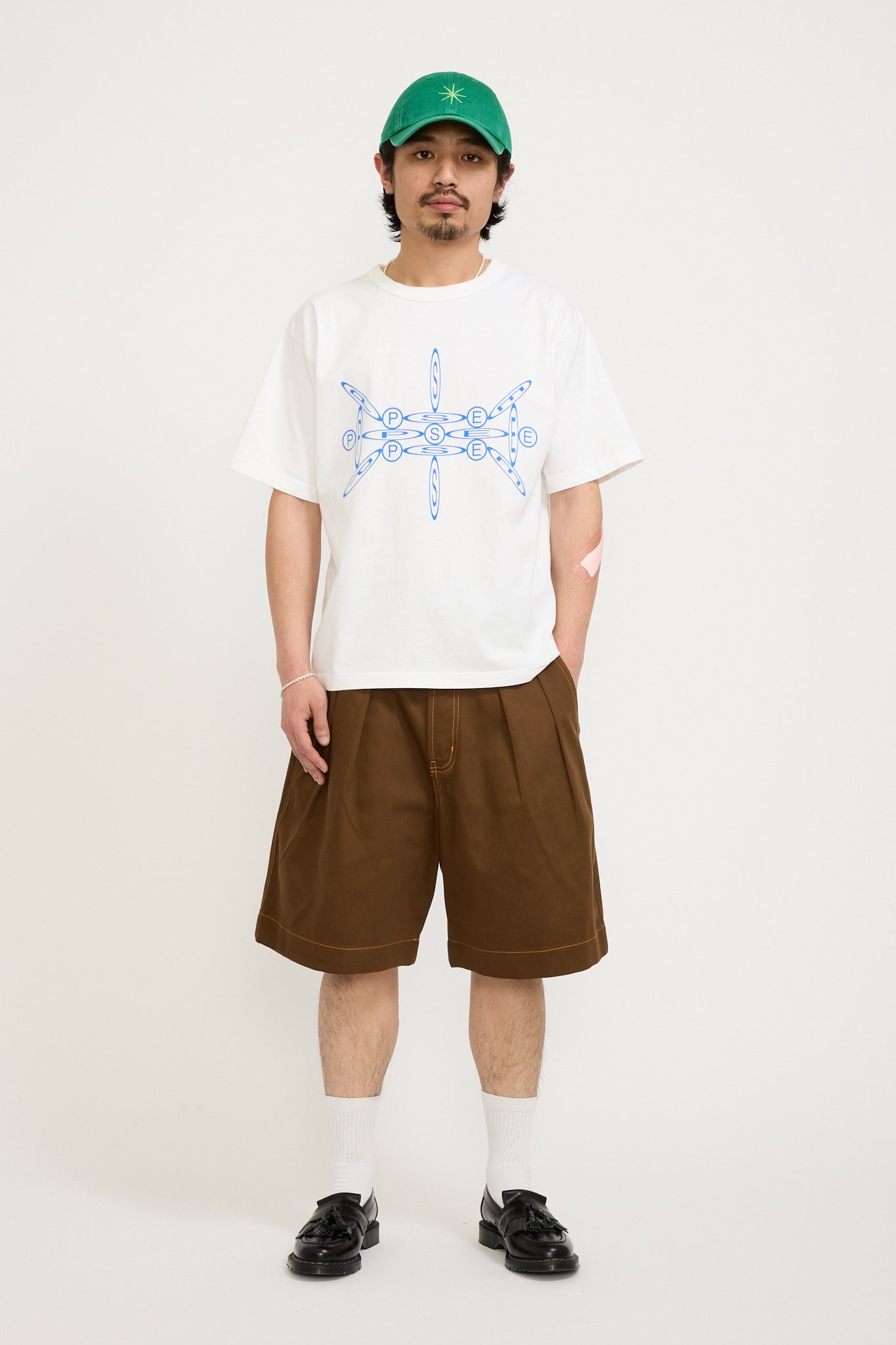 Pseushi | Pleated Oversized Shorts Brown/Orange | Maplestore