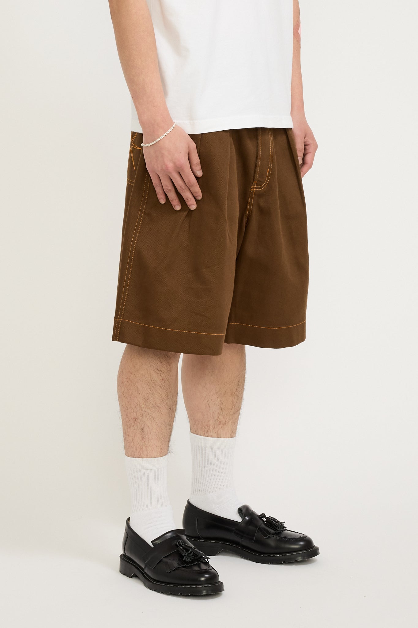 Pseushi | Pleated Oversized Shorts Brown/Orange | Maplestore