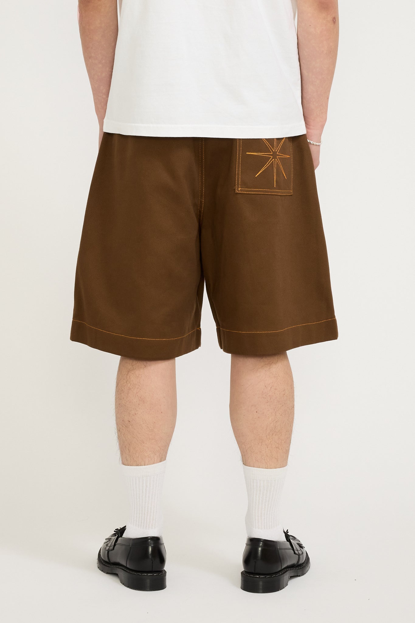 Pseushi | Pleated Oversized Shorts Brown/Orange | Maplestore