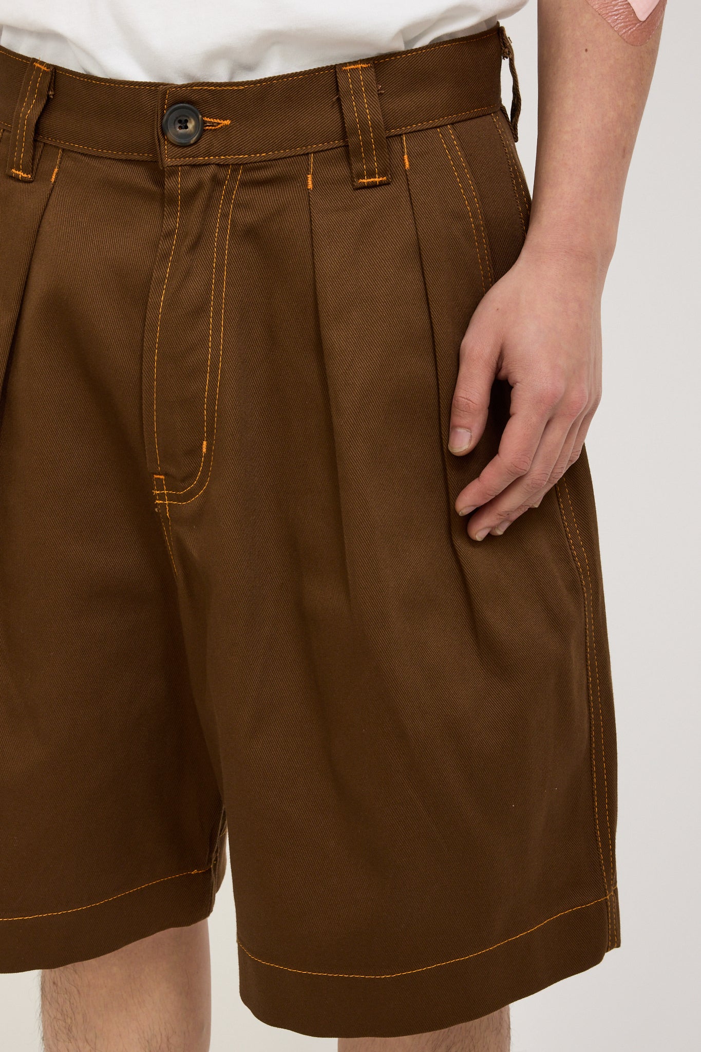 Pseushi | Pleated Oversized Shorts Brown/Orange | Maplestore