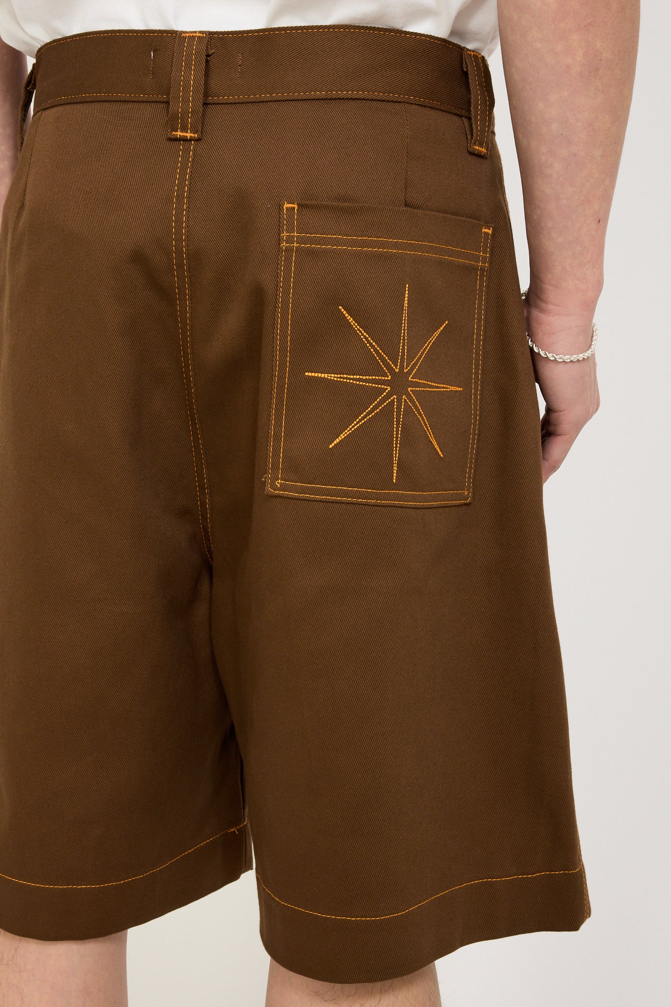 Pseushi | Pleated Oversized Shorts Brown/Orange | Maplestore