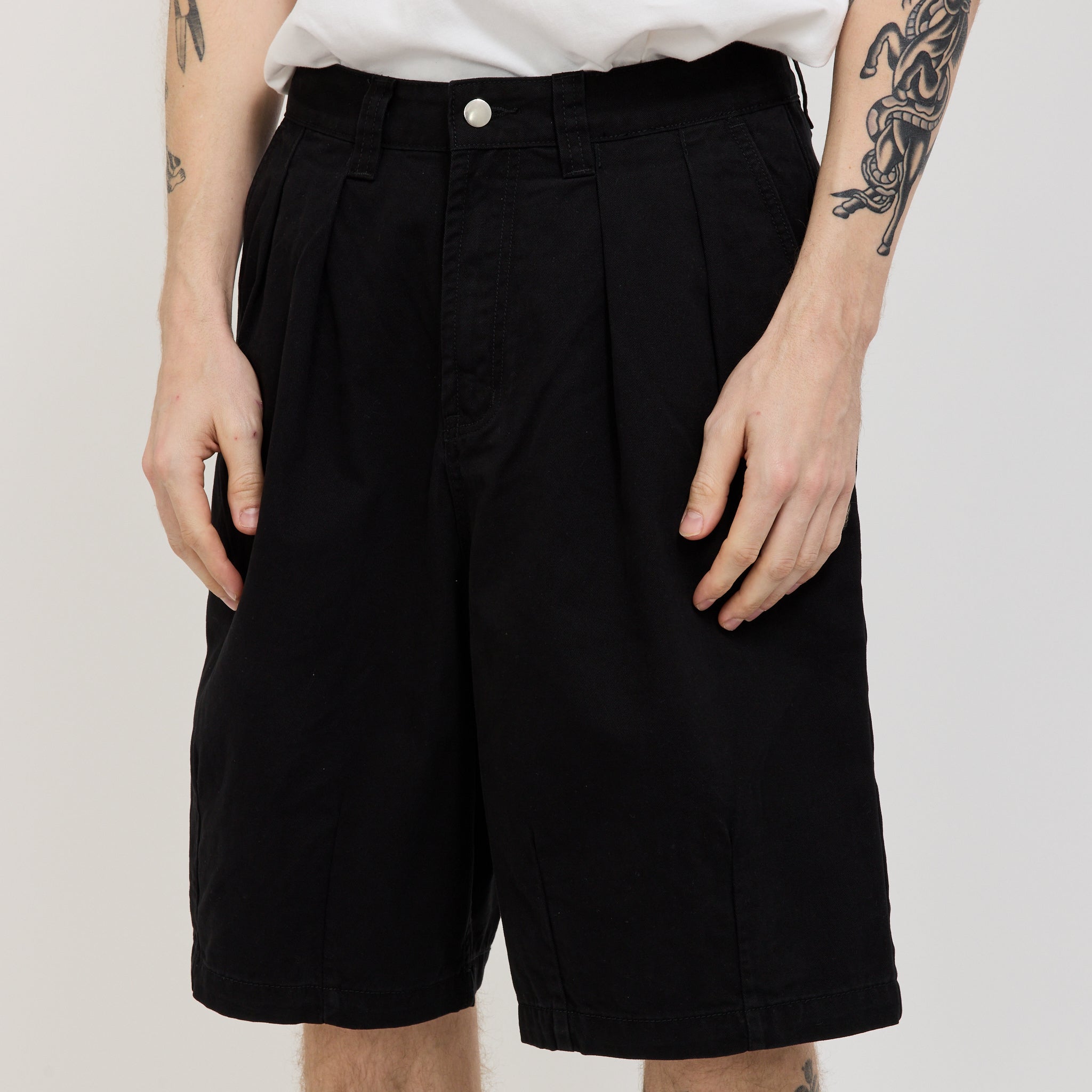 Pseushi | Pleated Balloon Shorts Black | Maplestore