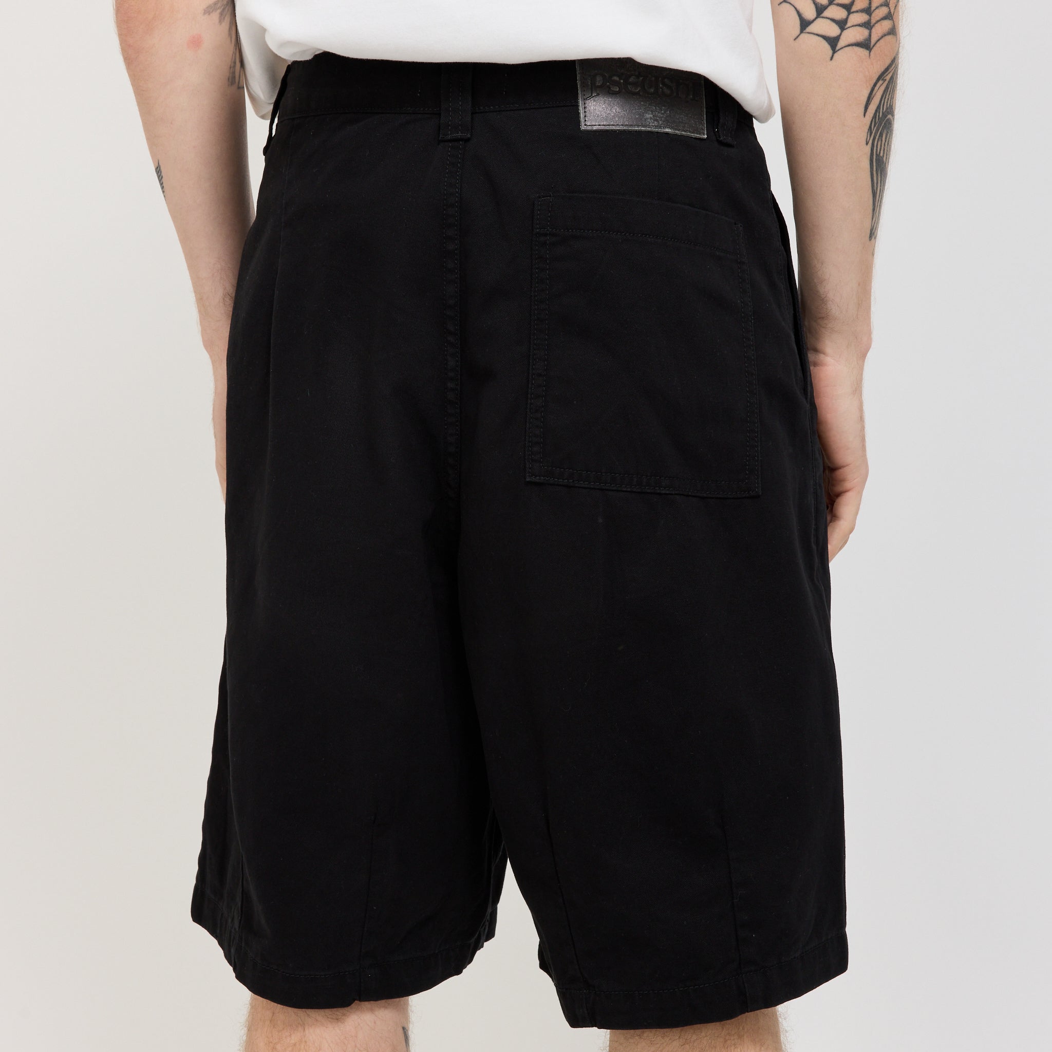 Pseushi | Pleated Balloon Shorts Black | Maplestore