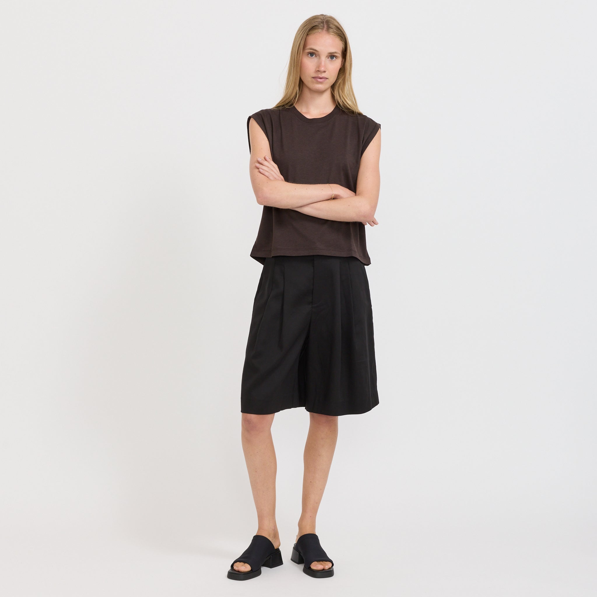 Sessun | Deedo Sleeveless T-Shirt Espresso | Maplestore
