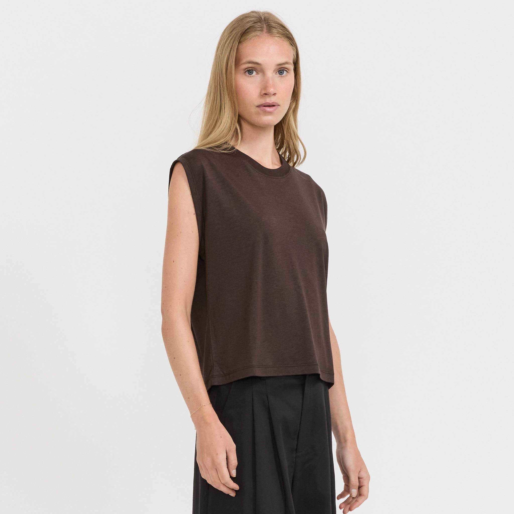 Sessun | Deedo Sleeveless T-Shirt Espresso | Maplestore