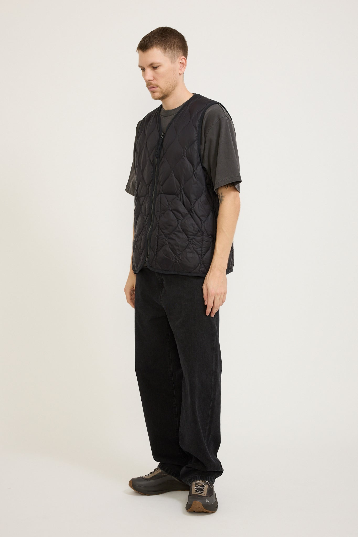 Taion | Military Zip V Neck Soft Shell Down Vest Black | Maplestore