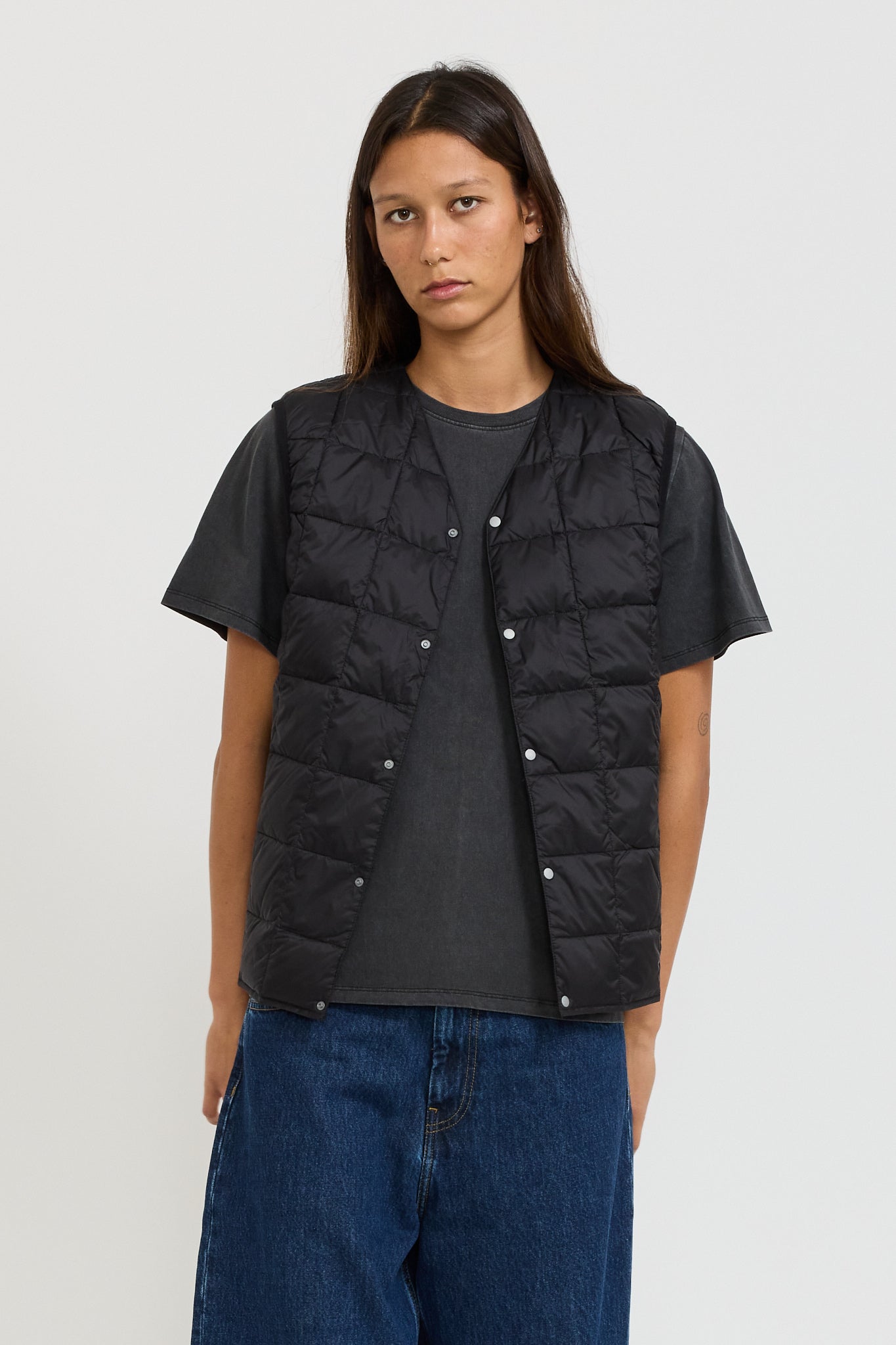 Taion | Womens V Neck Button Down Vest Black | Maplestore