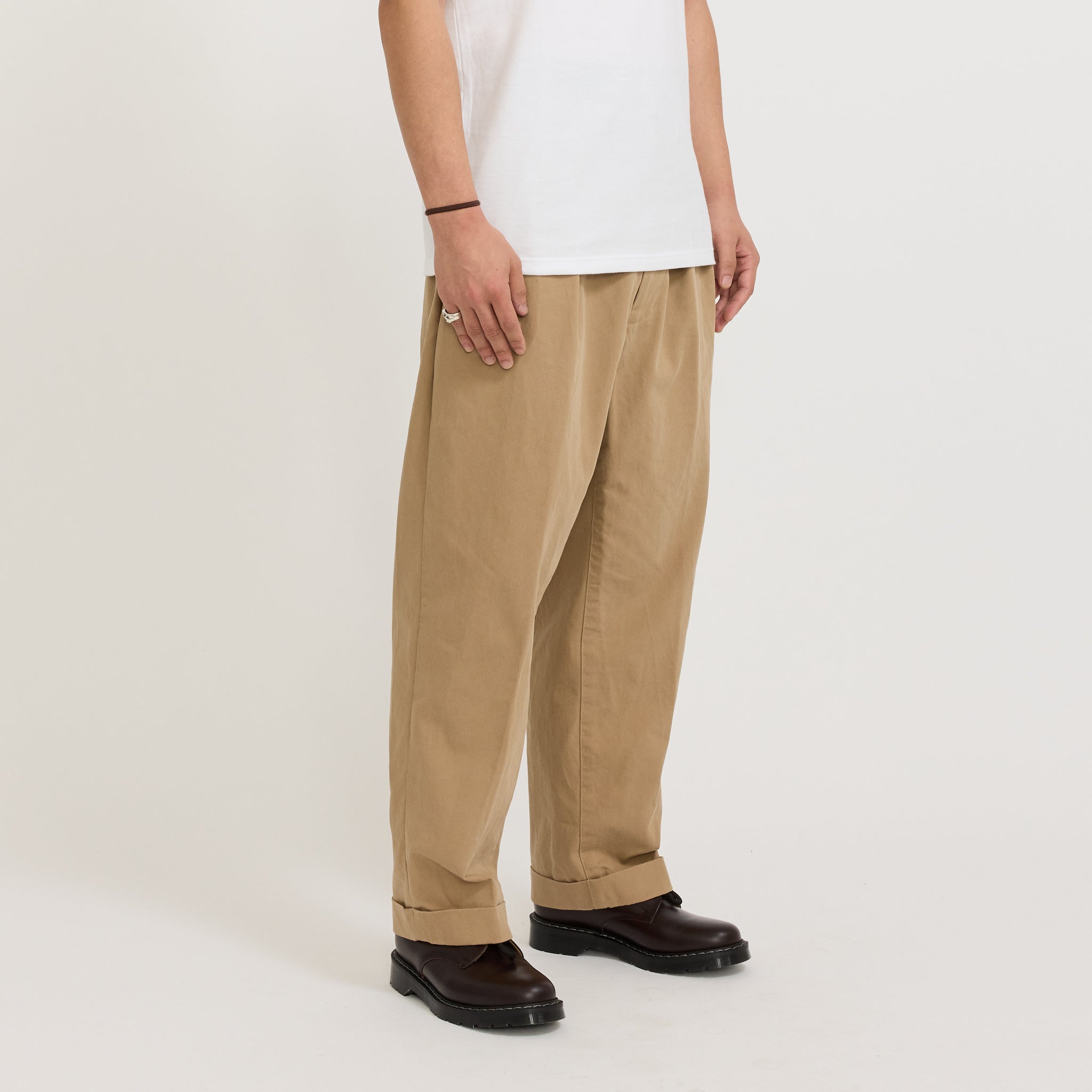 Beams Plus | 2 Pleats Trousers Twill Khaki | Maplestore
