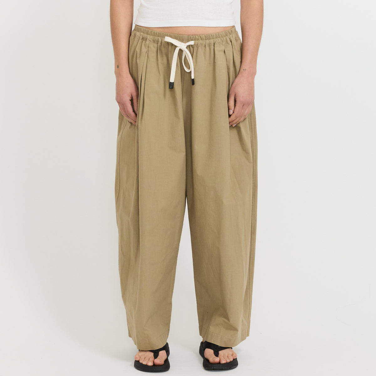 Bassike | Crushed Cotton Pleated Pant Taupe | Maplestore