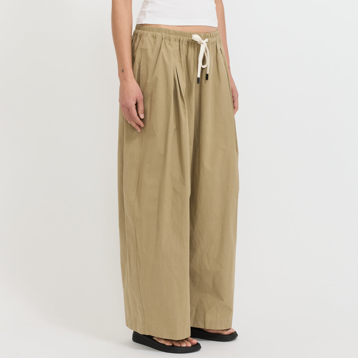 Bassike | Crushed Cotton Pleated Pant Taupe | Maplestore