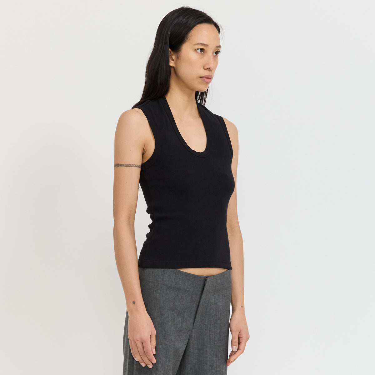 Essential Scoop Tank Black
