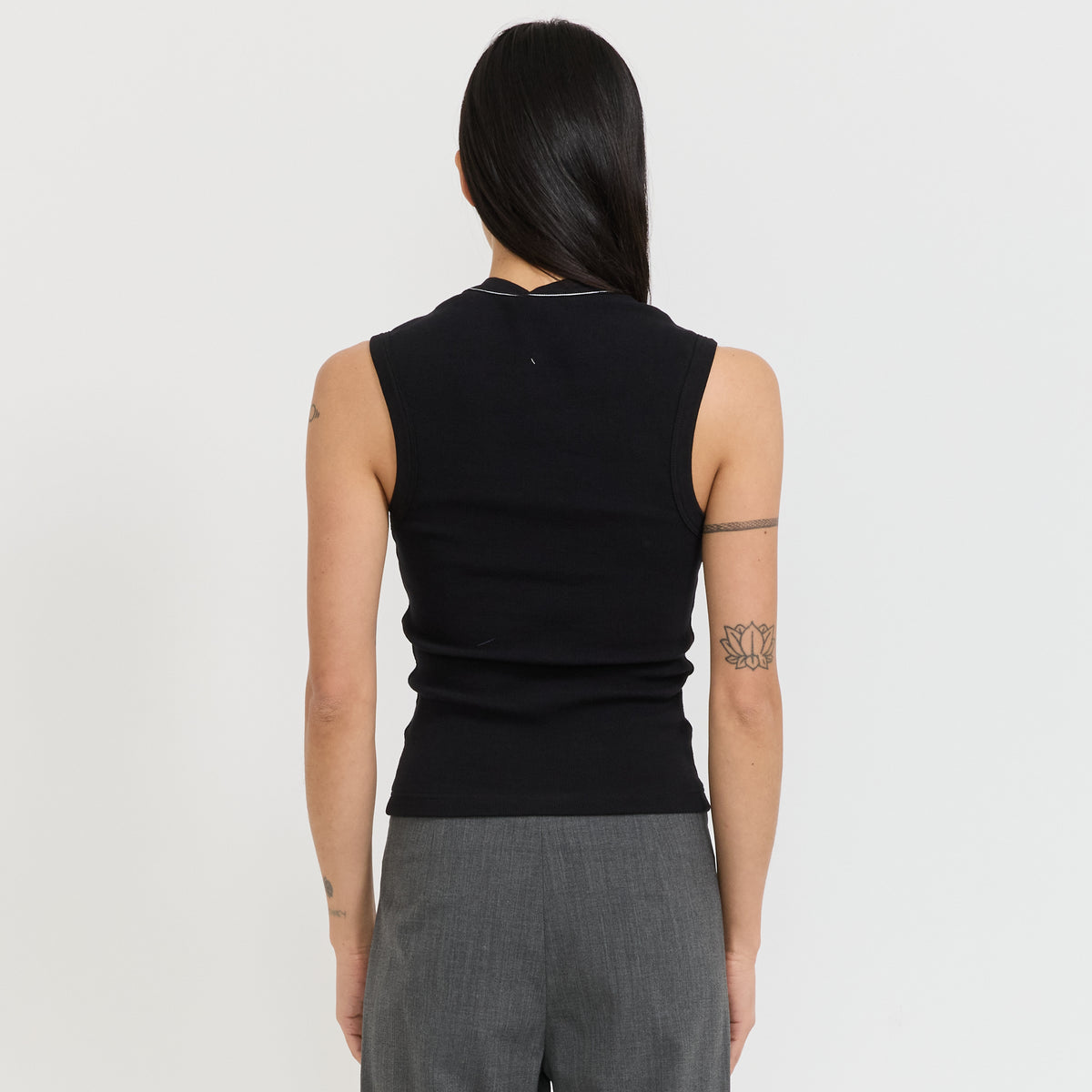 Essential Scoop Tank Black