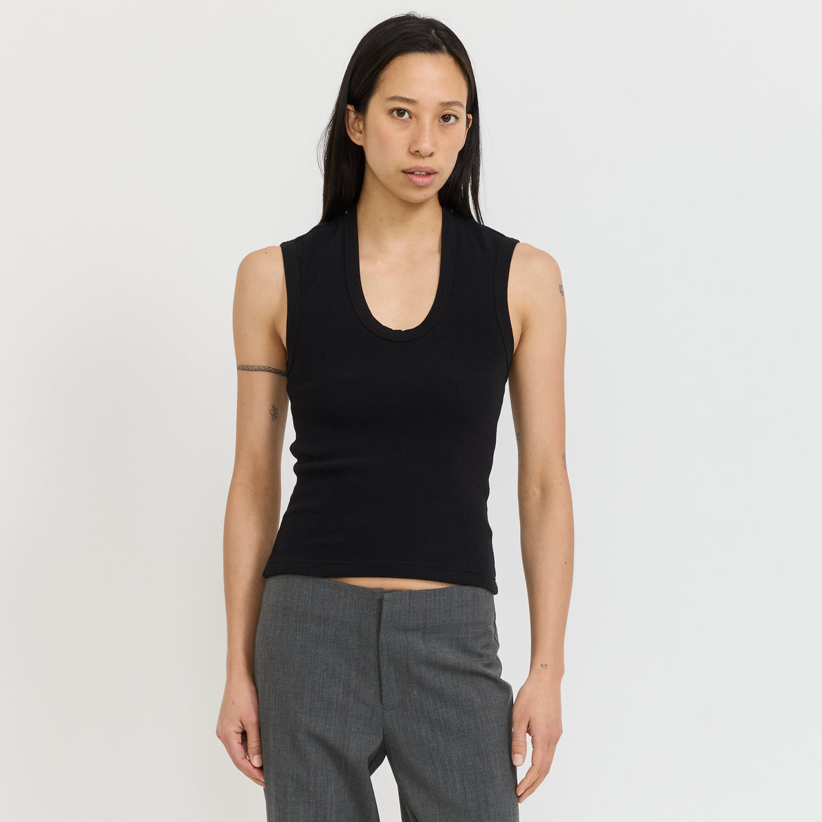 Essential Scoop Tank Black