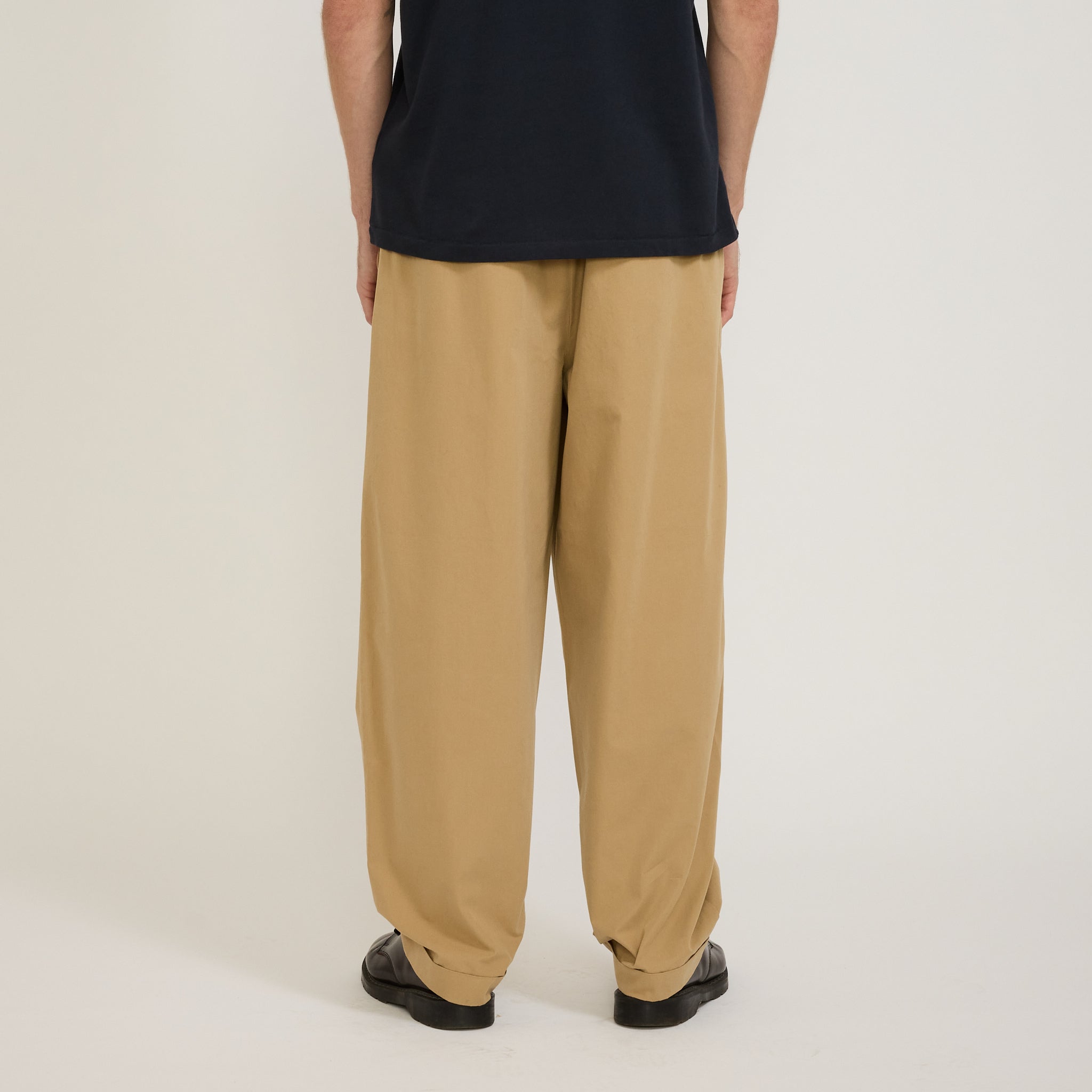Merz B Schwanen | GOOD BASICS | Relaxed Fit Pleated Front Pants Khaki | Maplestore