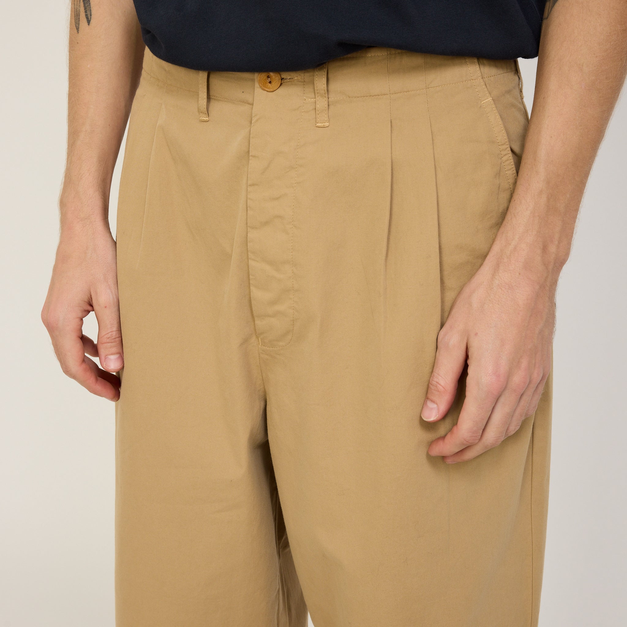Merz B Schwanen | GOOD BASICS | Relaxed Fit Pleated Front Pants Khaki | Maplestore