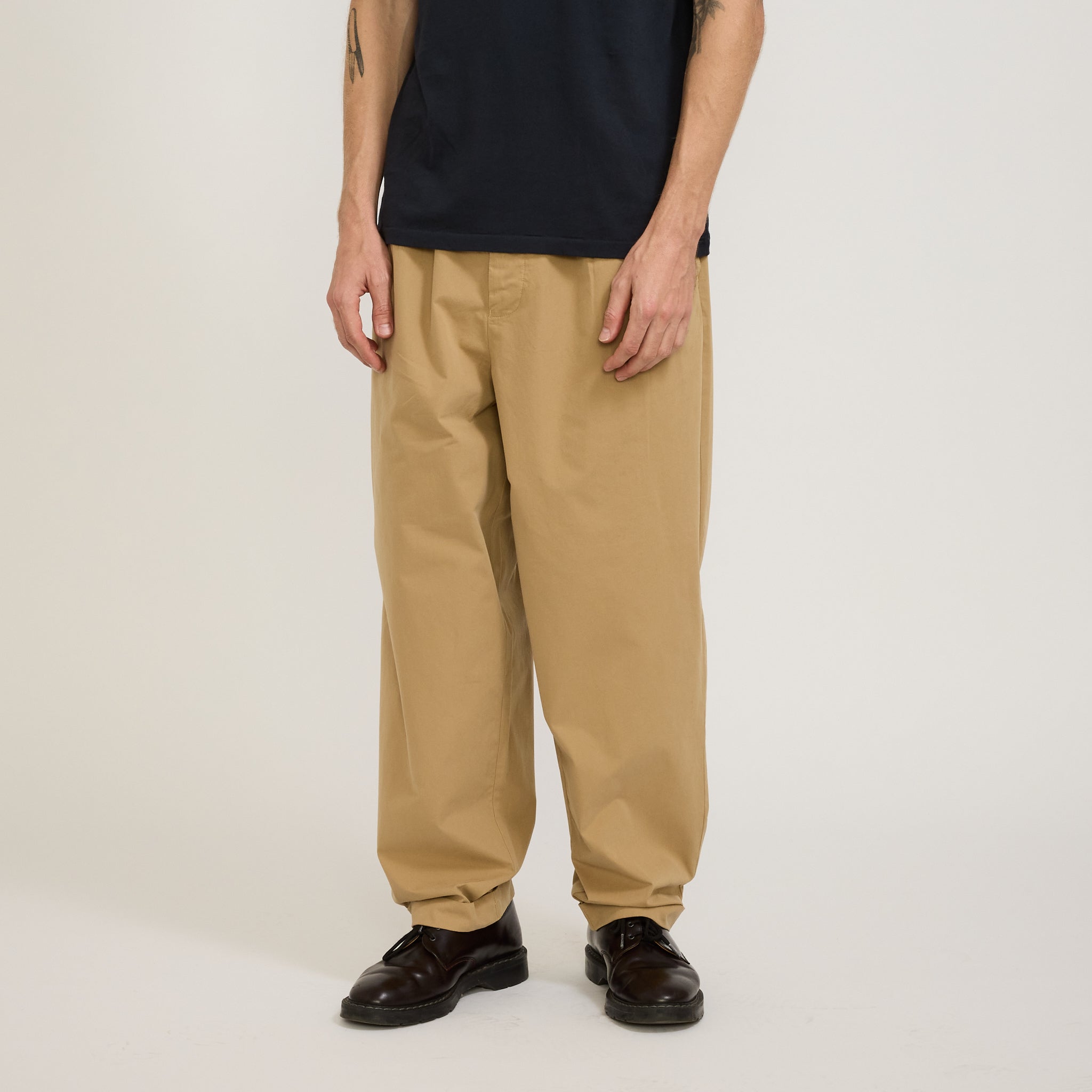 Merz B Schwanen | GOOD BASICS | Relaxed Fit Pleated Front Pants Khaki | Maplestore