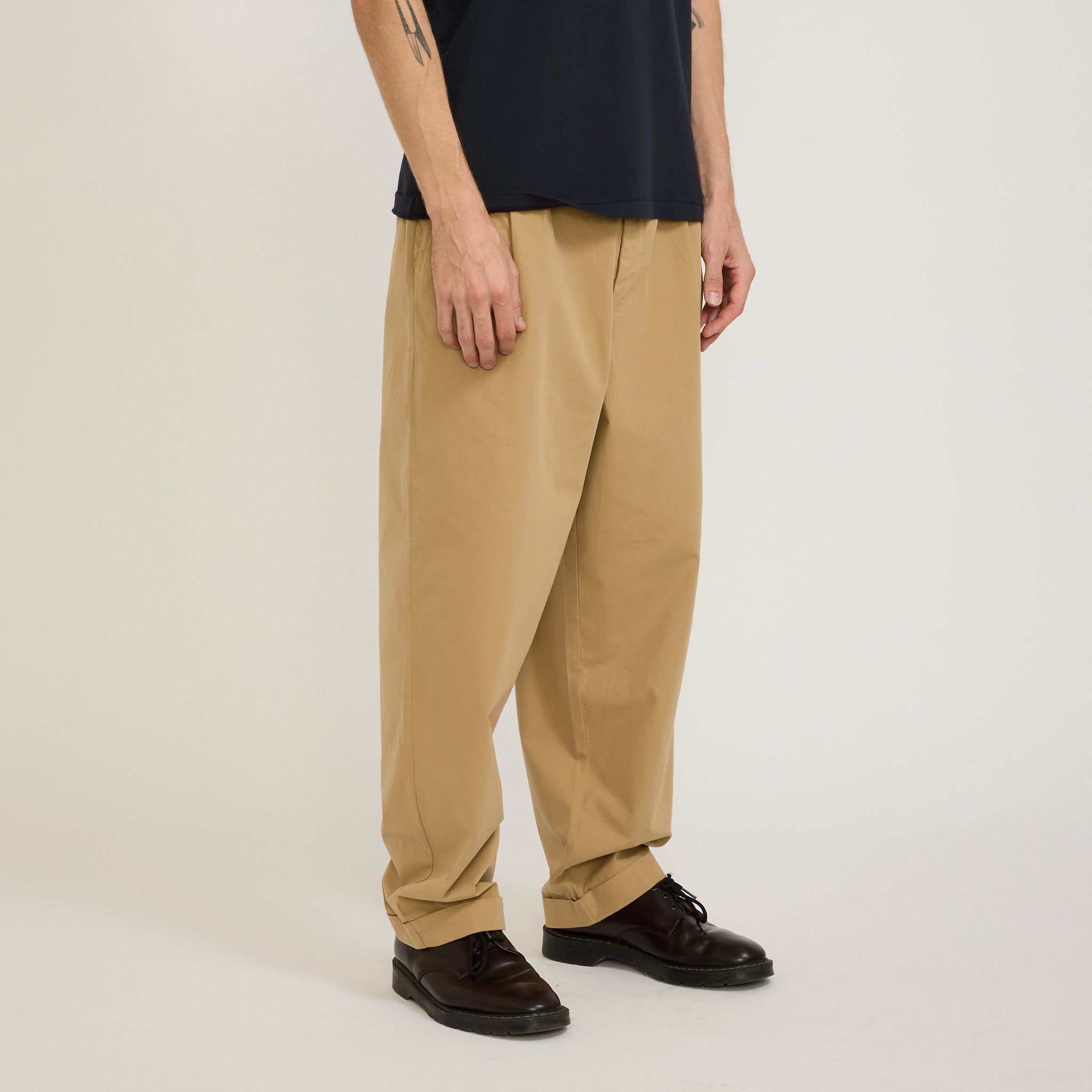 Merz B Schwanen | GOOD BASICS | Relaxed Fit Pleated Front Pants Khaki | Maplestore