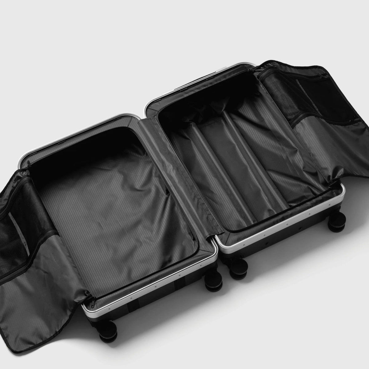 Ramverk Pro Check-In Luggage Large Silver