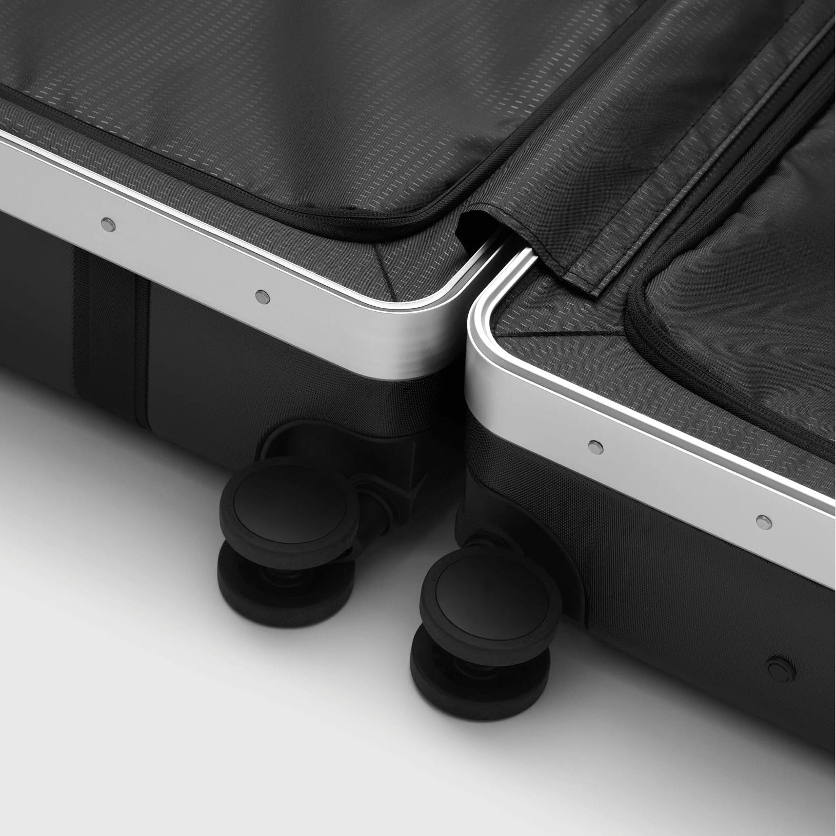 Ramverk Pro Check-In Luggage Large Silver