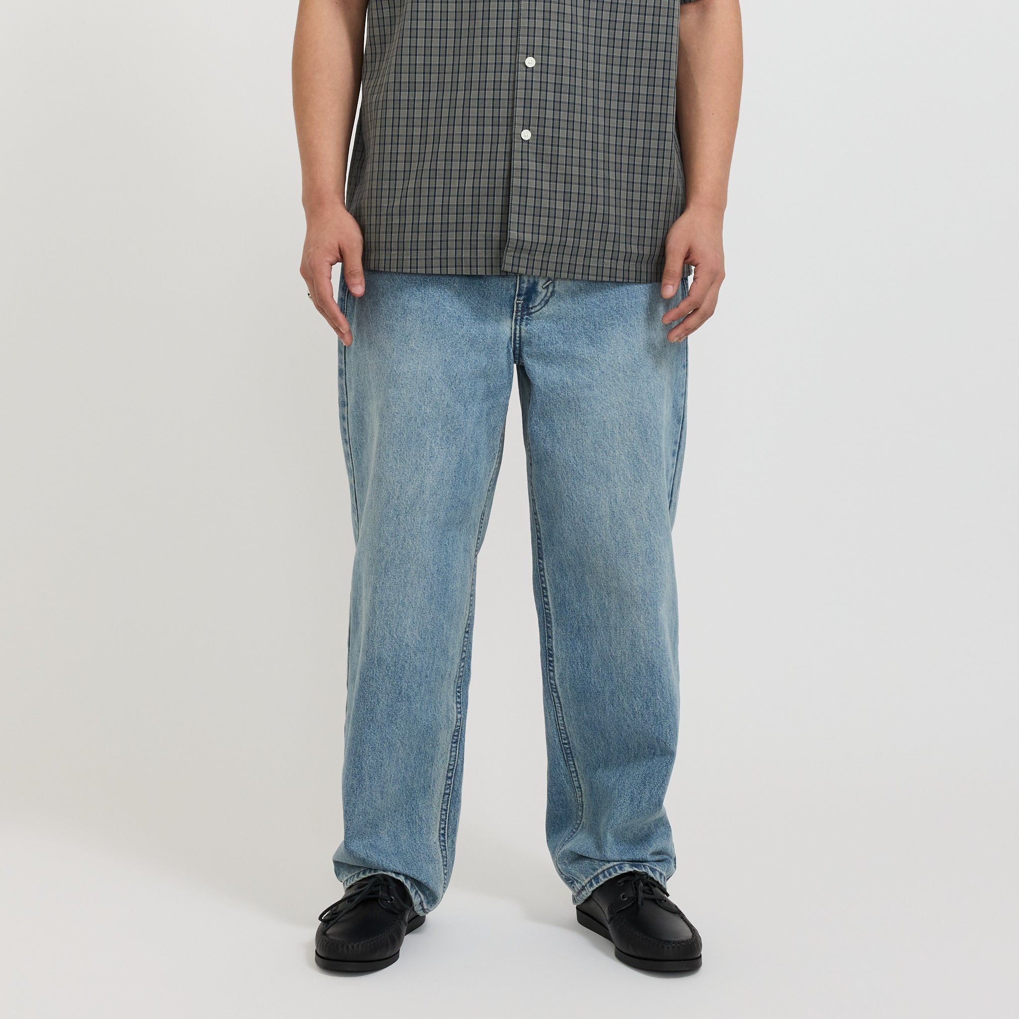 【GDC】WASHED 5P AOP RELAX FIT JEANS Relaxed Jeans Washed Blue | Mens Denim by thisisneverthat | Maplestore
